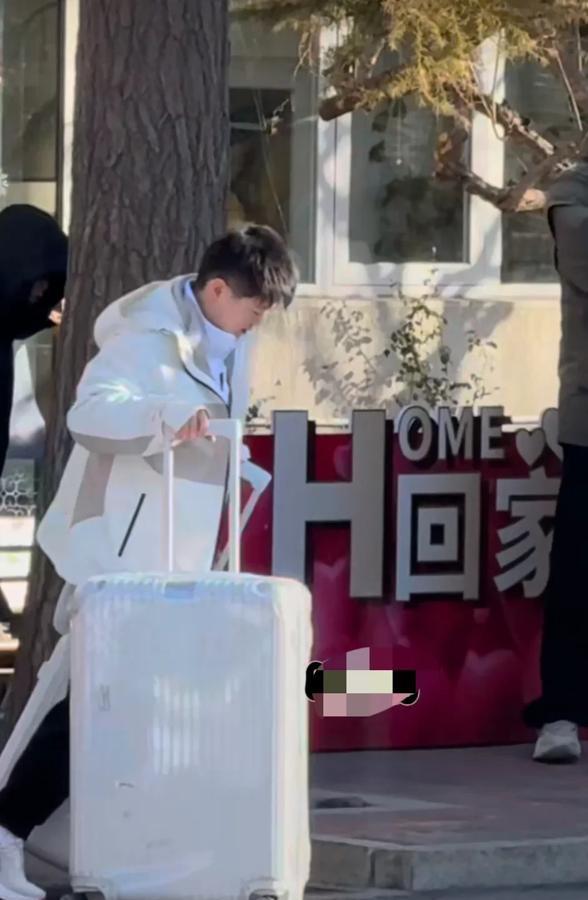 莎莎出发亚洲杯，我发现了3个不可思议！

莎莎，比赛前必剪头发！

大头，出去逛