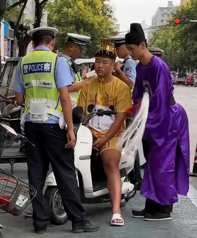 完了，皇帝也被抓了！哈哈哈哈 [大笑][大笑][大笑][大笑][大笑]