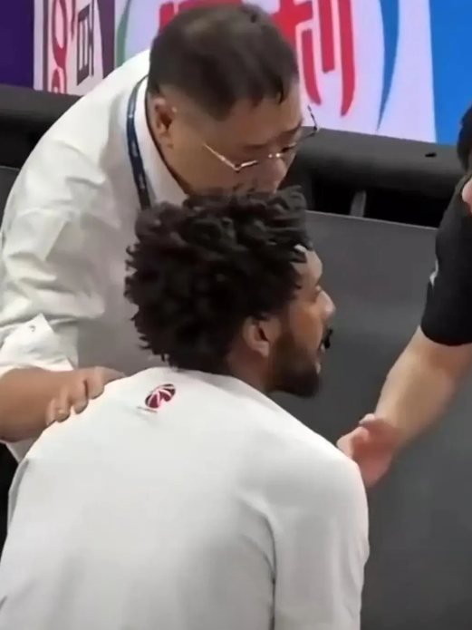 将相失和三种结局！
昨晚广东东阳光队主教练杜锋和核心球员吉伦沃特发生争吵，后者被