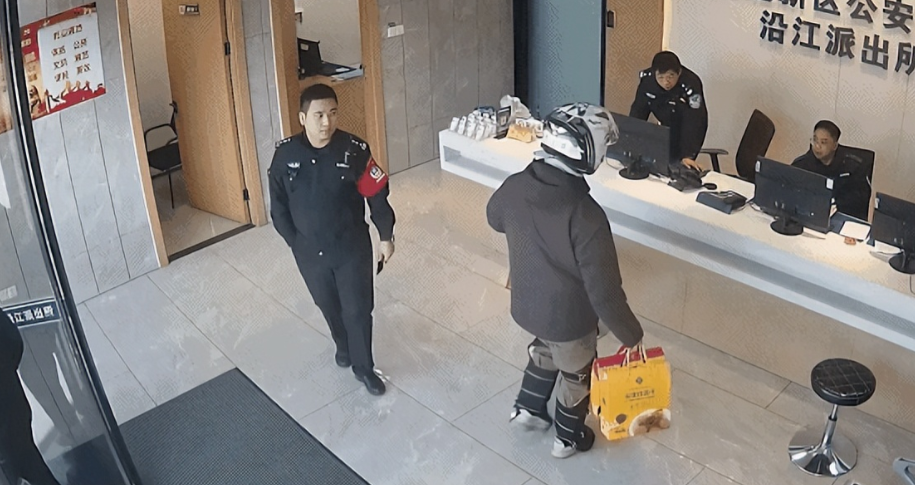 “我信你个鬼！”2月10日南京，跑腿小哥接到一“土豪订单”，仅送2个礼盒就给60