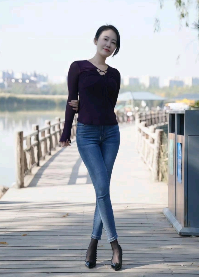 嘿，今天陪小姨去公园啦！阳光正好，微风不燥。小姨像个孩子般在花丛中穿梭，笑容灿烂