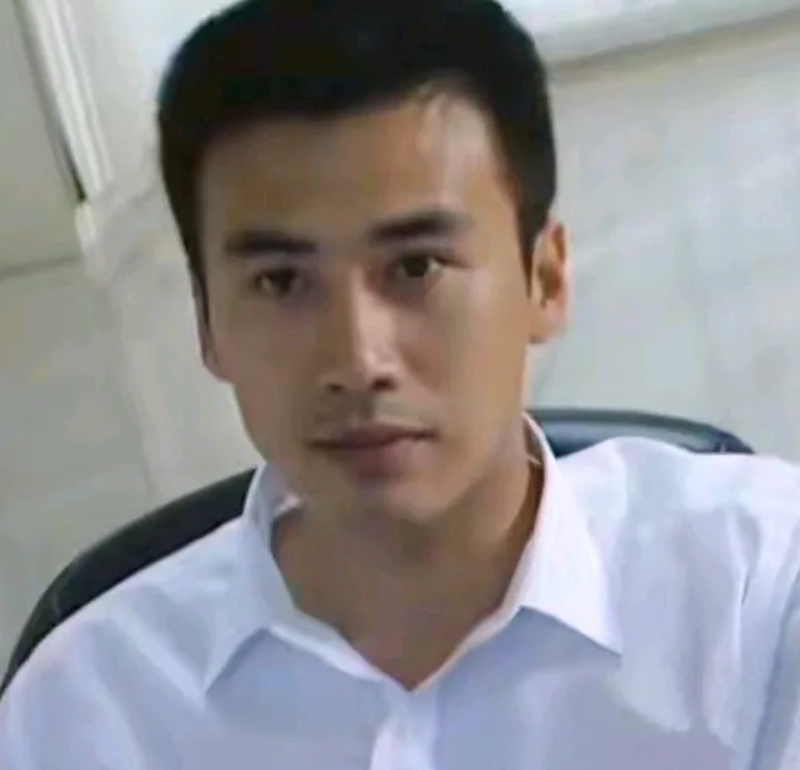 标准的国字脸，是男人中最帅最美的脸，这是中国人最喜欢的脸型，五官精致很完美，地阁
