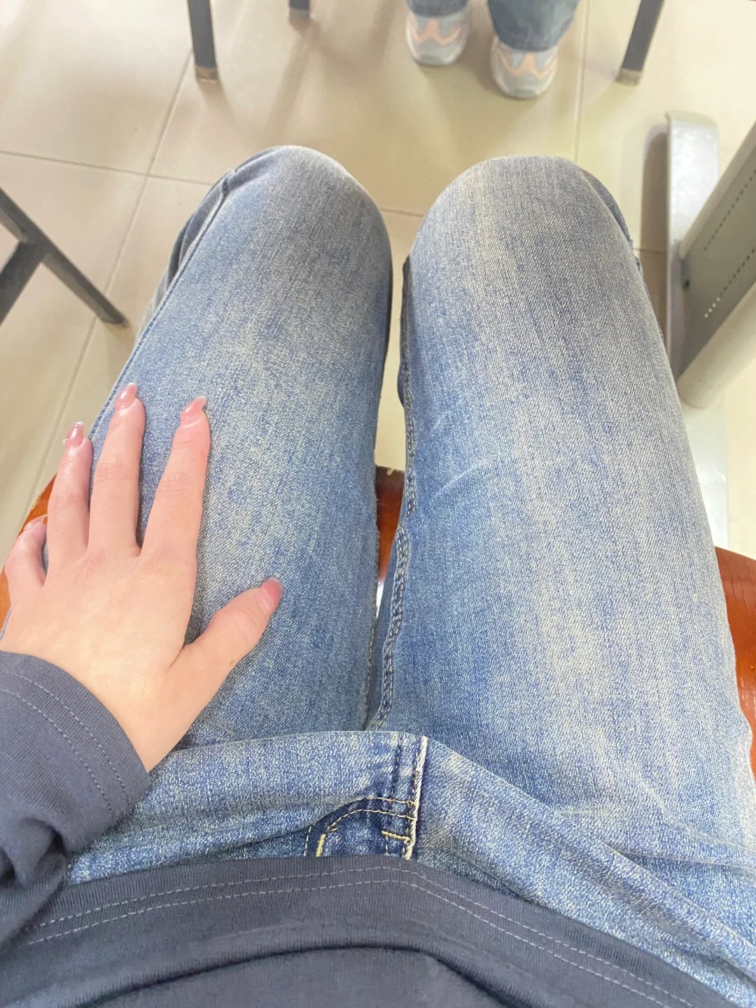 图书馆学习 低下头看见这么一幕
谁说女子不如男哈哈哈哈笑疯，为什么女生的牛仔裤?