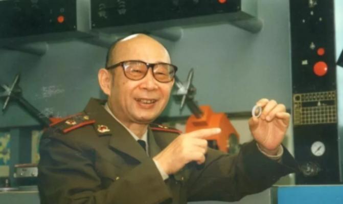 高伯龙老爷子，五元背心显豪情，激光陀螺震世界