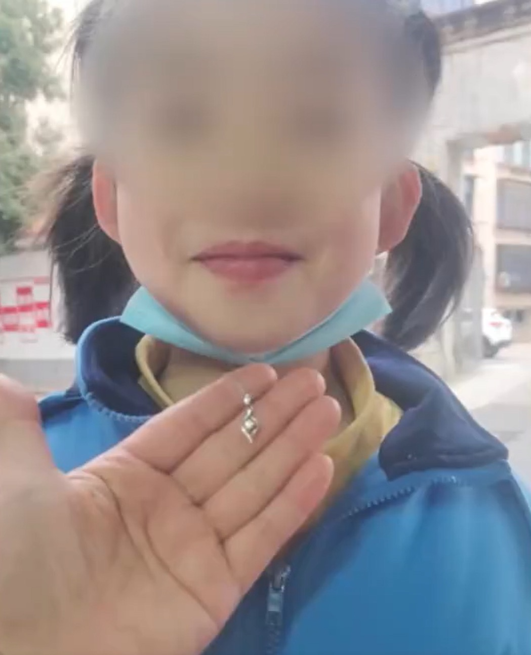 湖南益阳，一女子情人节当天接女儿放学时，8岁女儿告诉她，同学送了她一条项链，她不