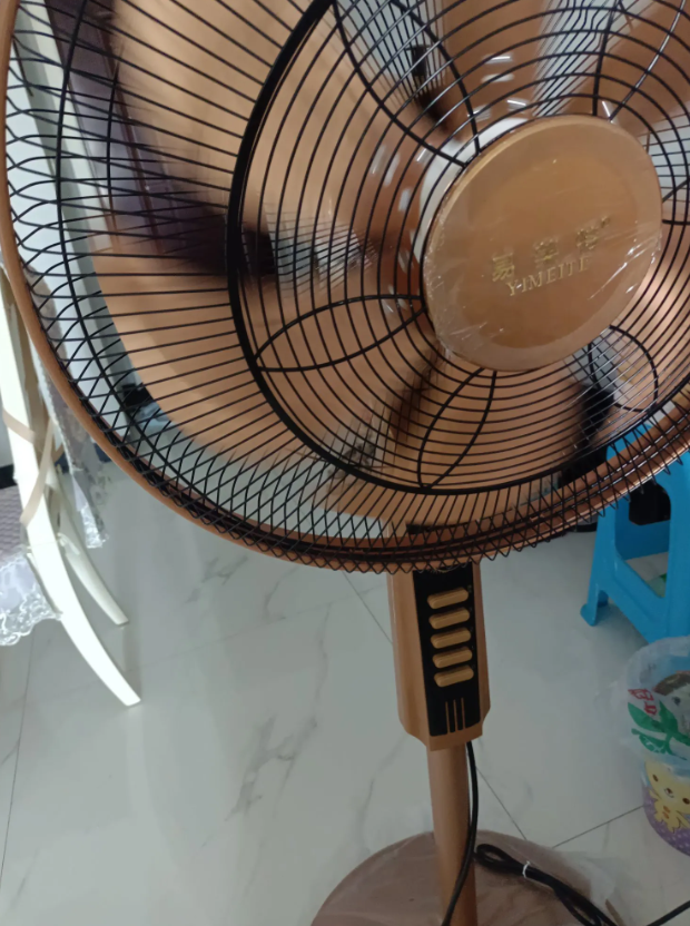 大早上的出门买了个风扇，易美特，看到纯铜惦记，就选择了它，比较重，铁叶子，花了1