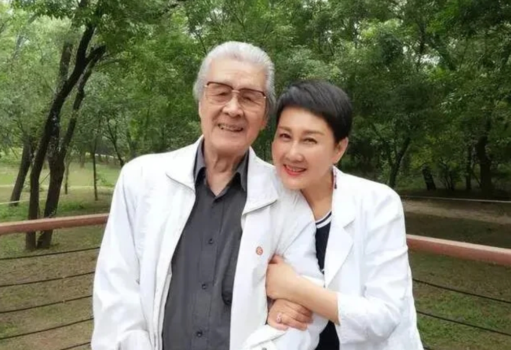 这一位戴眼镜的老爷爷，你还认得他吗？右边的是《渴望》女主角张凯丽，脖子的颈纹出卖