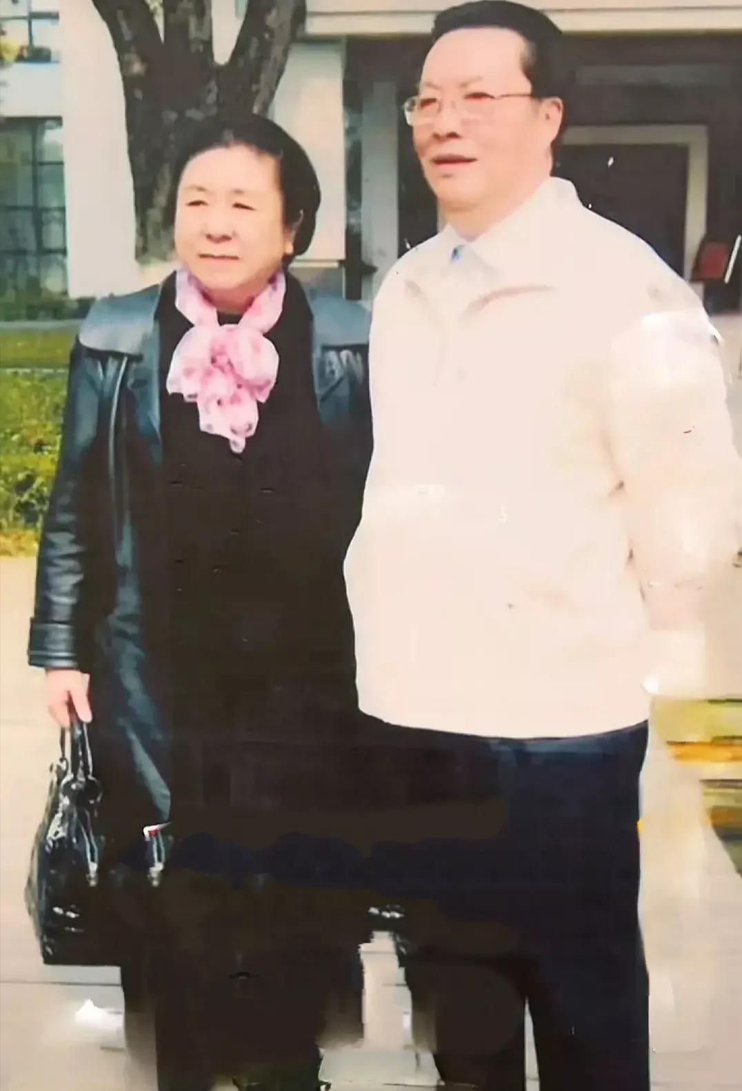 毛主席的侄子与侄媳妇，即毛泽覃、贺怡的儿子儿媳，贺麓成夫妇合影留念，美好的回忆！