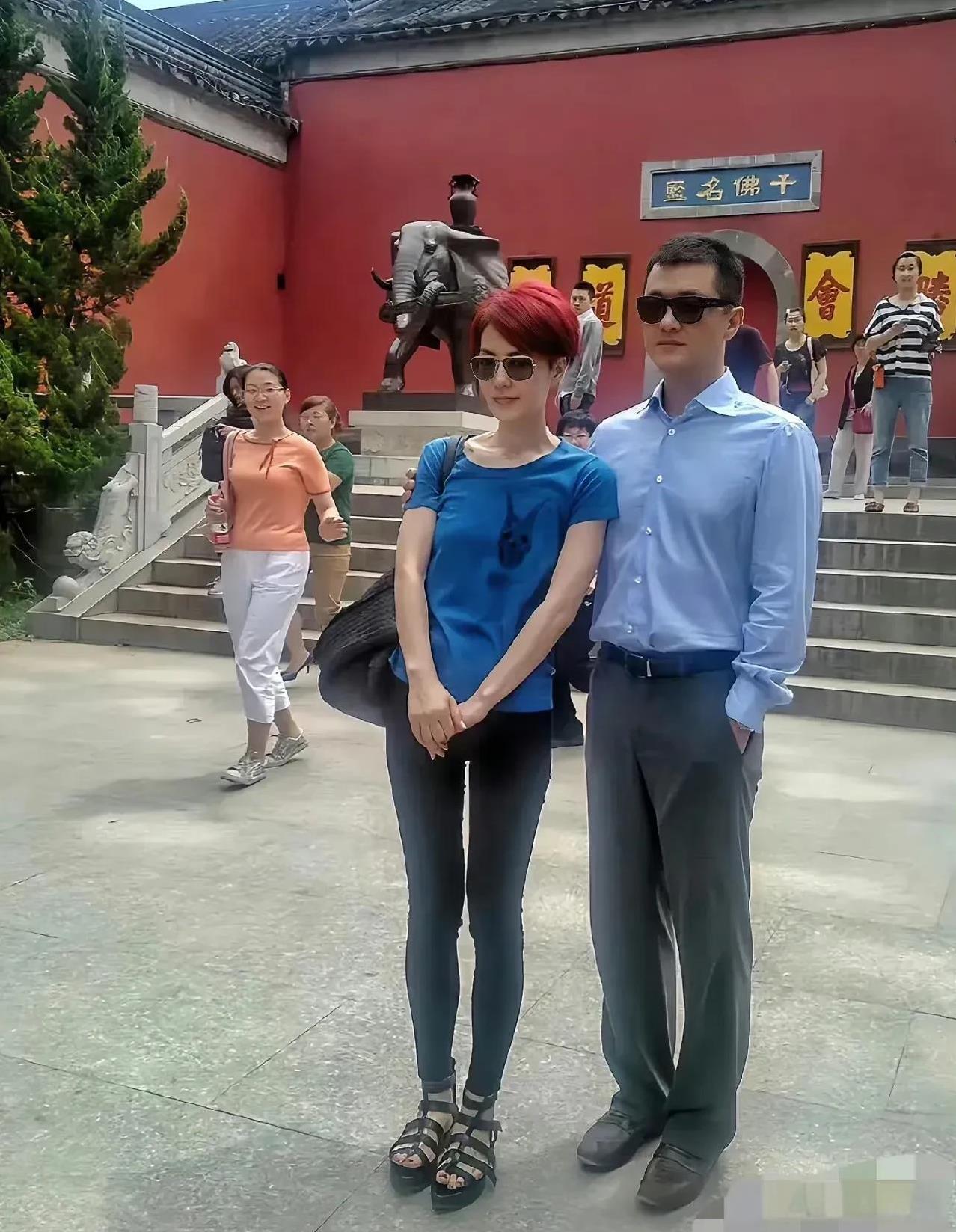 那时的他俩多恩爱，
两人戴着墨镜，打扮时尚，
男帅女美，看着好养眼啊
