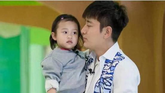 12岁甜馨大变样，晒旗袍写真惊艳全场，五官精致端正像爸爸贾乃亮