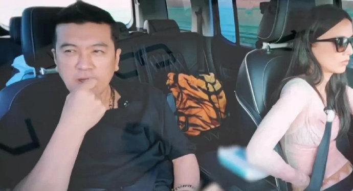 《再见爱人》杨子让黄圣依开了7个小时车…

看得出来黄圣依已经很疲惫了，杨子就