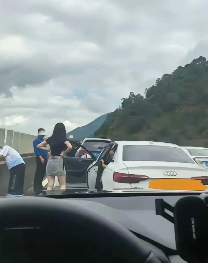 堵车了，可我希望能够堵得再久一些，毕竟在社会上，这样的情况真的少见