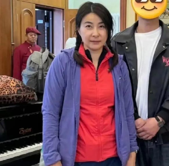 郭晶晶向地震灾区捐款一事在网上掀起波澜。

郭晶晶向地震灾区捐款一事在网上掀起了