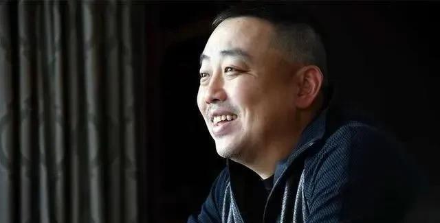主持人好奇地向刘国梁发问：运动员比赛时为何只喝自己的水？刘国梁简短的一句话，顿时让人明白了其中缘由