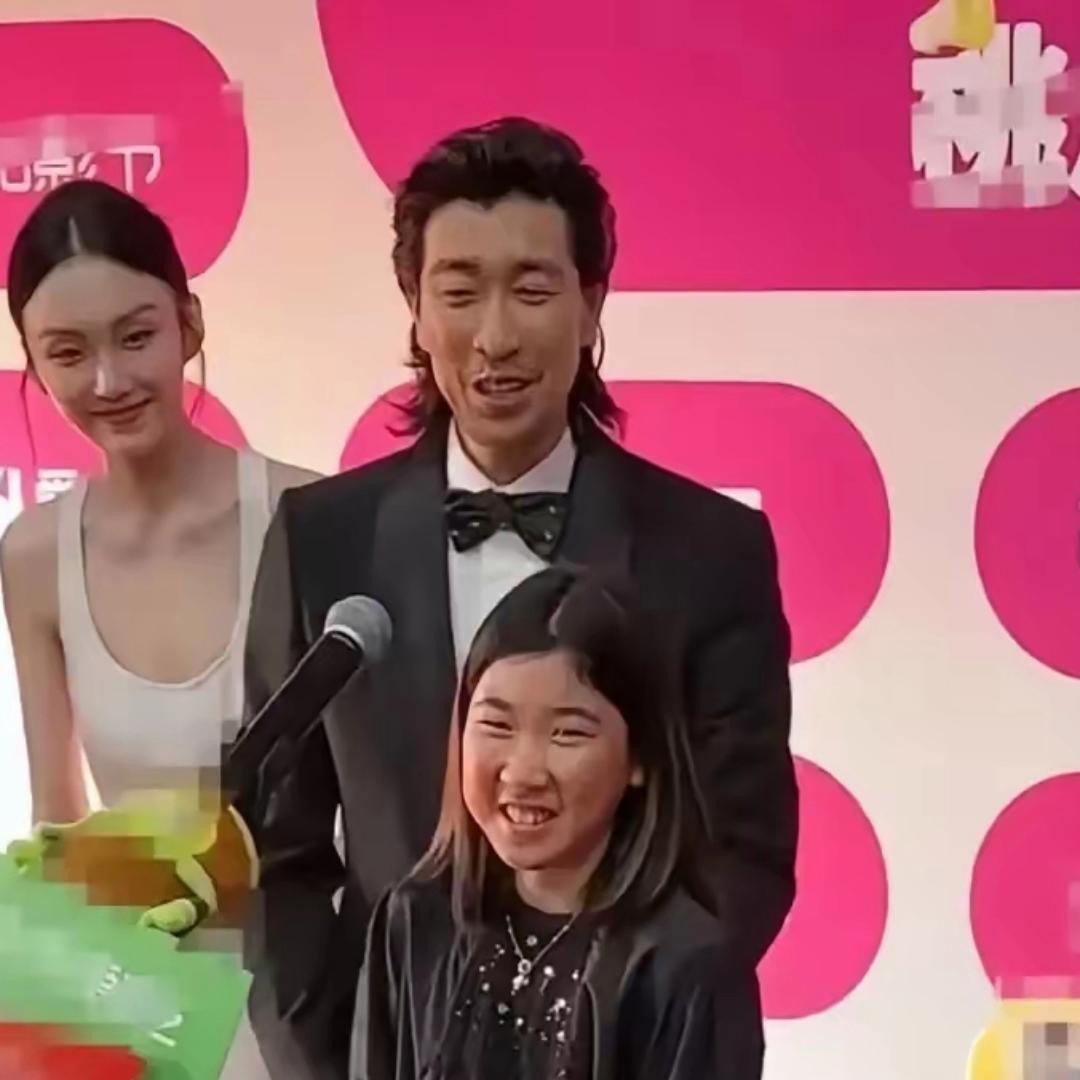 这爷俩的脸型是真像。
没有浪费大长脸的好基因。王千源和自己的女儿，就像复制粘贴一