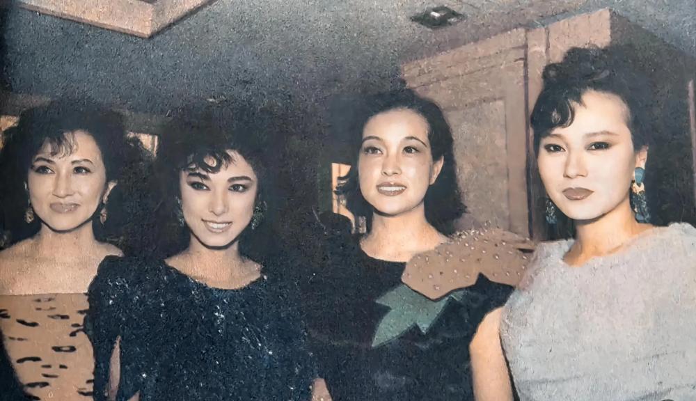 1988年深圳金鸡百花双奖颁奖典礼，刘晓庆与众港星合影，你应该可以认出她们都是谁