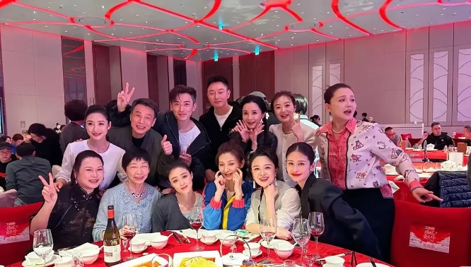 这才是，“甄嬛传晚会”最体面的一幕

表演结束后，大咖们纷纷离场，孙俪、蔡少芬、