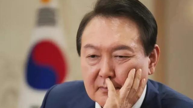 尹锡悦“保镖”到案，逮捕已成定局？律师发声威胁，内战或将开始