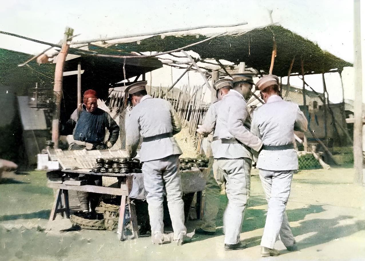 1920年代，四名士兵经过一个卖柿子的小摊旁。其中，两名士兵被摊子上又大又诱人的