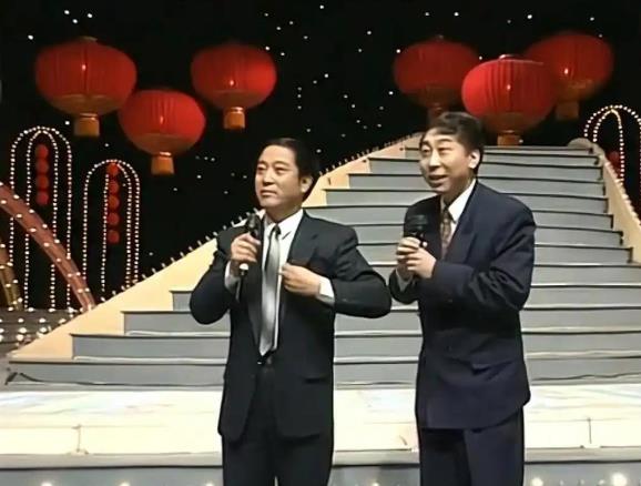 牛群曾是家喻户晓的相声演员，活跃于舞台带来无数欢乐。后来投身慈善裸捐，却经历诸多