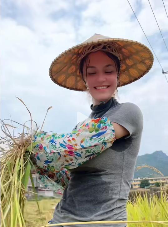 2018年，21岁意大利美女与27岁广西农村小伙结婚生子。令人意外的是，在结婚后