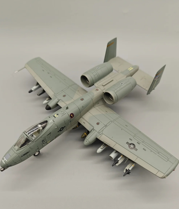 A-10攻击机在技术参数方面表现出色。该机长16.26米，翼展17.53米，高4