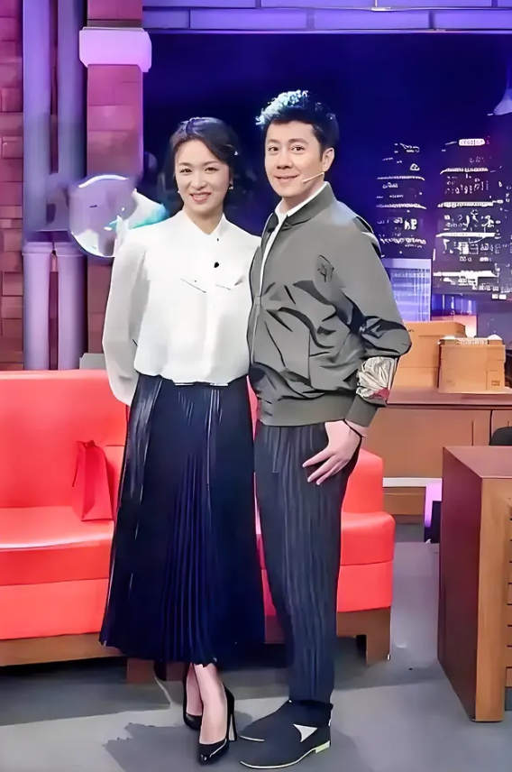 眼前的俊男靓女，都是谁？你能够看出来吗？他们都是当今文艺界的风云人物。

身穿白