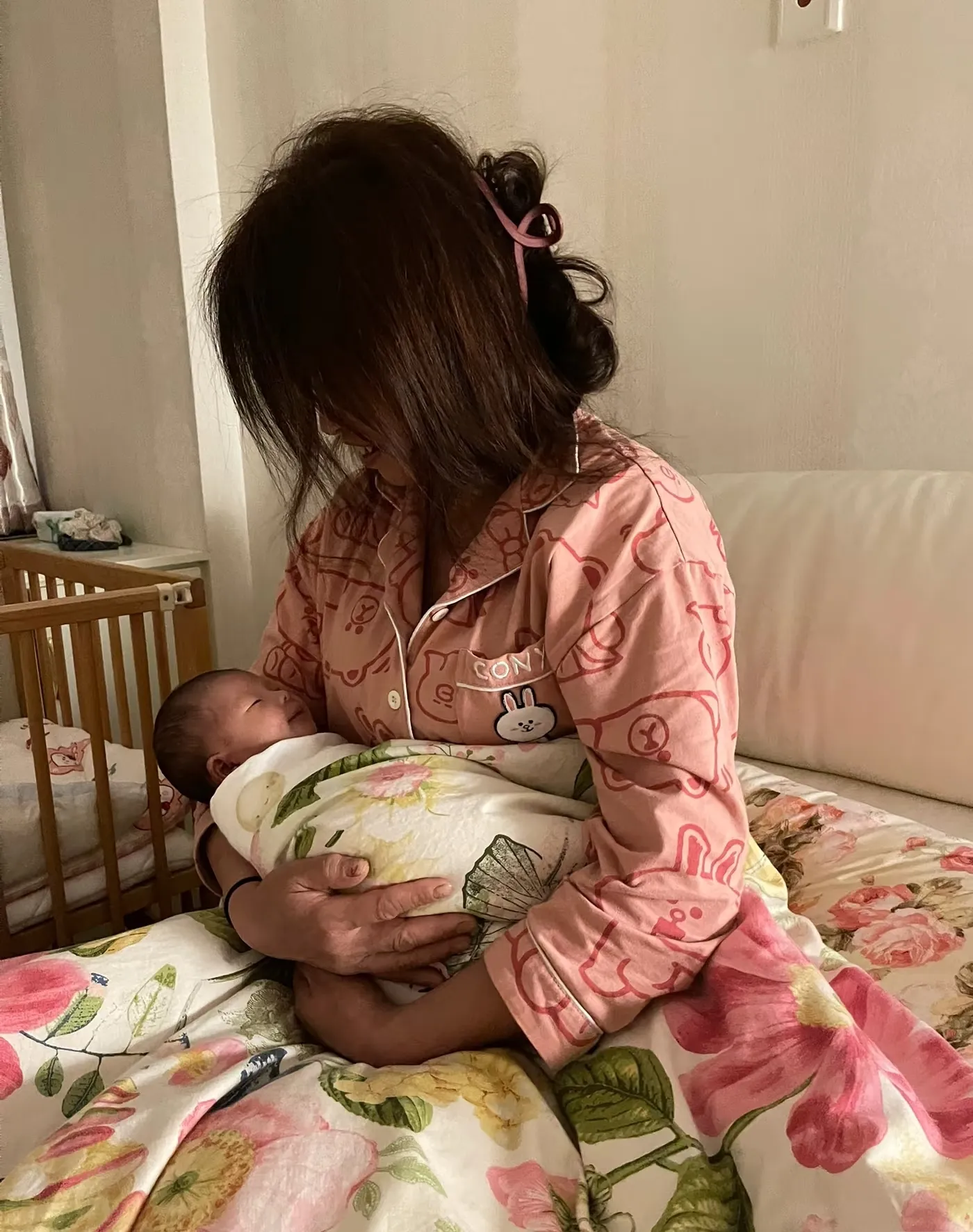 小姑子刚生完孩子，婆婆满心欢喜的给小姑子做了补品给小姑子吃，小姑子吃完瞬间变脸…