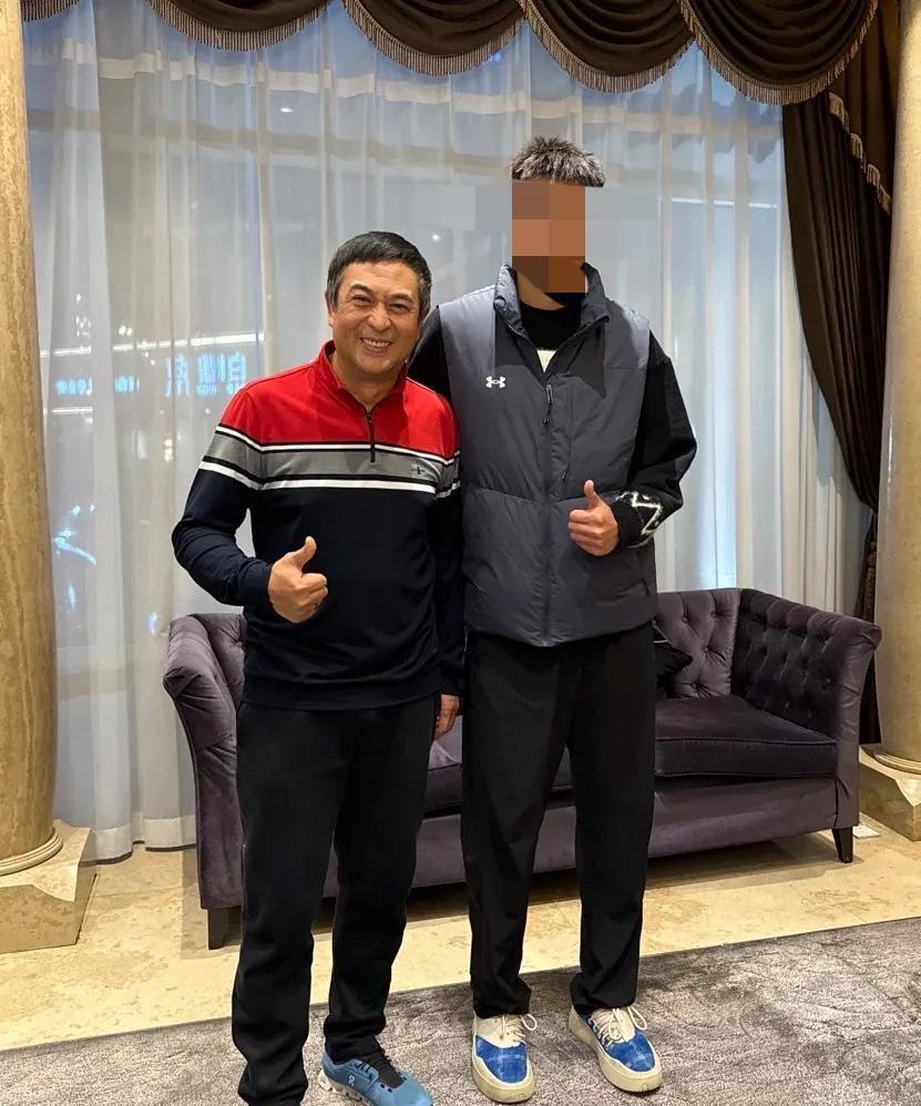 张嘉译这人很有意思，
明明自己是大明星，
但他无论跟哪个粉丝合影，
都跟自己遇到