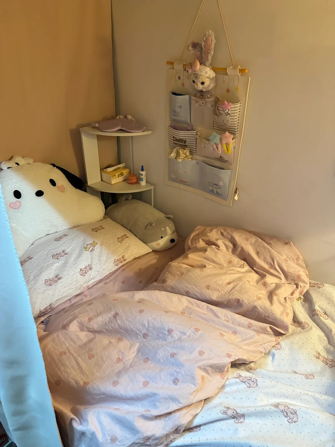 谁懂这个床的含金量！
趁天晴终于换上了新买的四件套！还晒了被子！现在一整个香香软