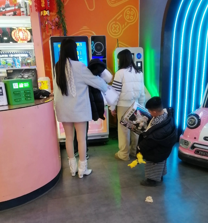今天去商场买衣服，遇到一个女生长的挺漂亮的，但是大冬天的穿成这样真的好看吗？
有