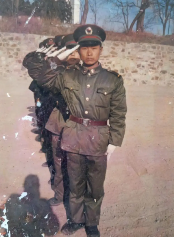 一个老兵说，以前当兵的目标，就是为了能在部队吃饱饭，有口饭吃就行。

因为当时家
