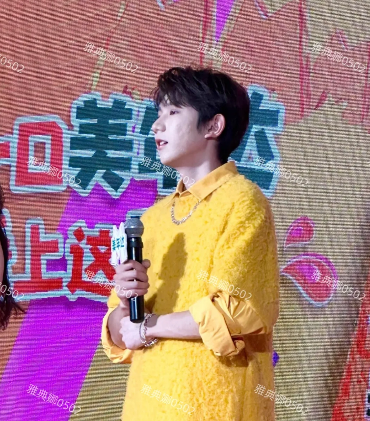 青岛万象城见到王源了，本人好矮皮肤好差，真是太幻灭了！
他身高水分好大，官方身高