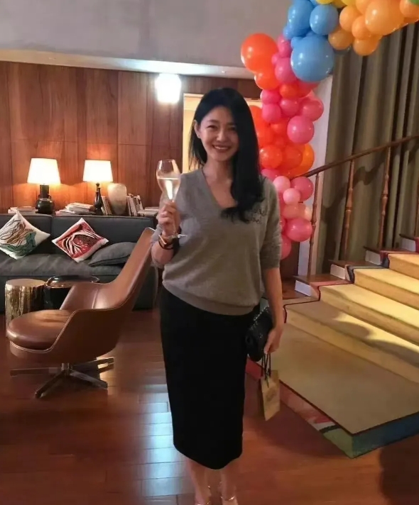 原来在汪希玥读幼儿园的时候，大S就很负责任了，会在女儿生日的时候，邀请孩子的同学