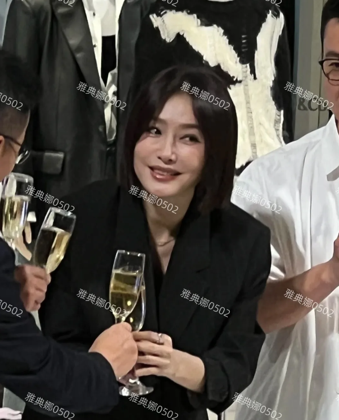 广州太古汇遇到秦岚，她身材特别好纤细苗条大长腿比例很绝，但脸不行一眼就能看出年纪