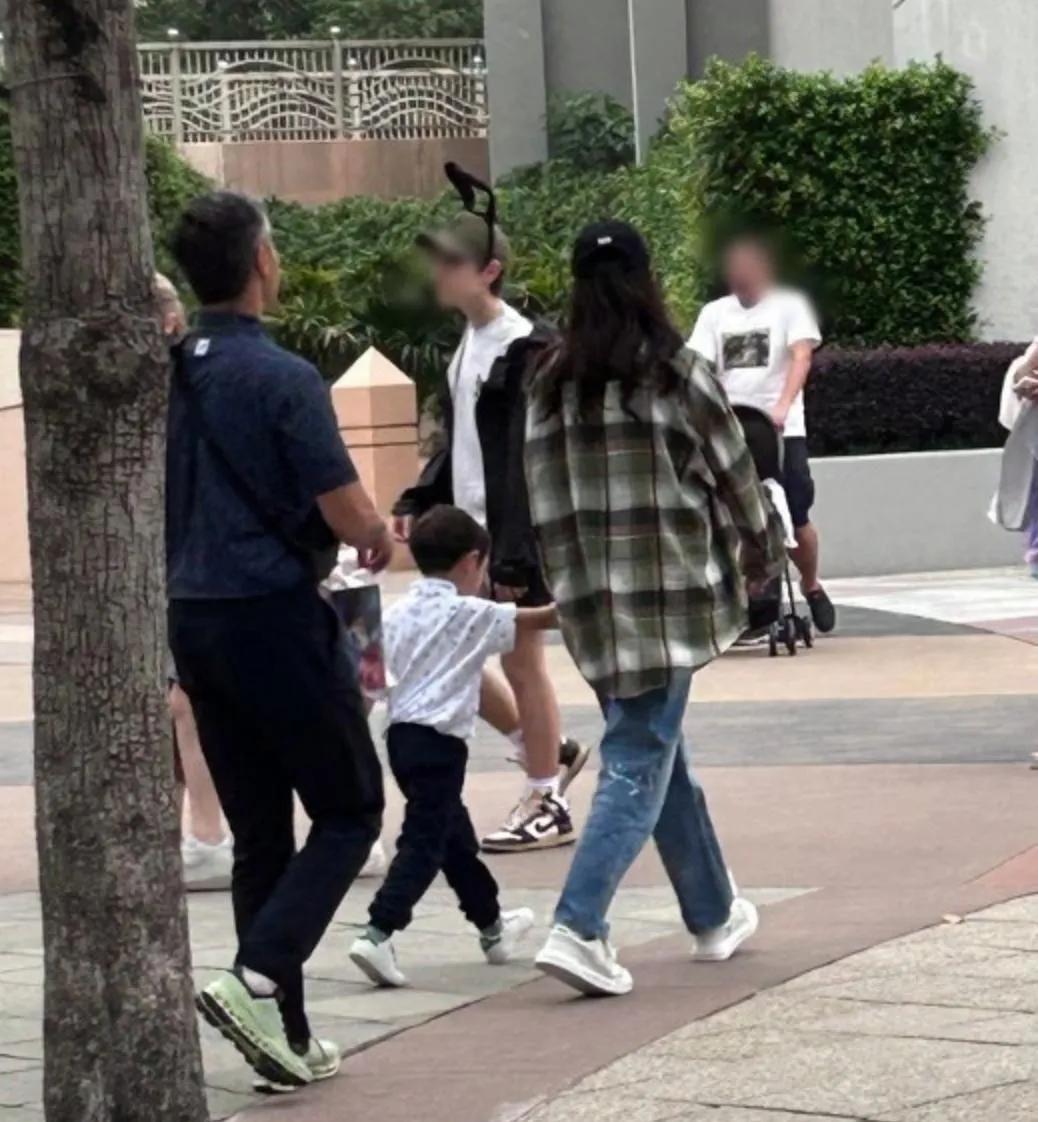 乐基儿带儿子回香港过年，晒家人朋友欢聚照片