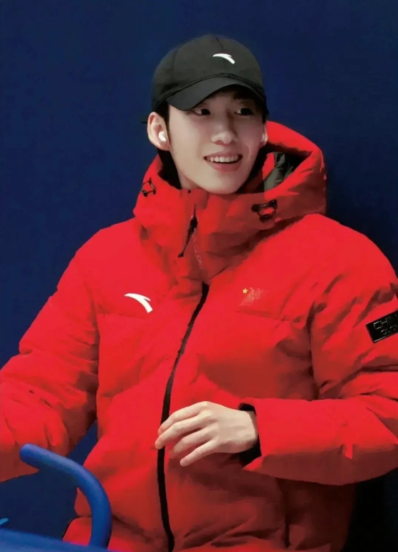 林孝埈
韩国人现加入中国国籍，出生于小康家庭，今年28岁，身高171cm，长相帅
