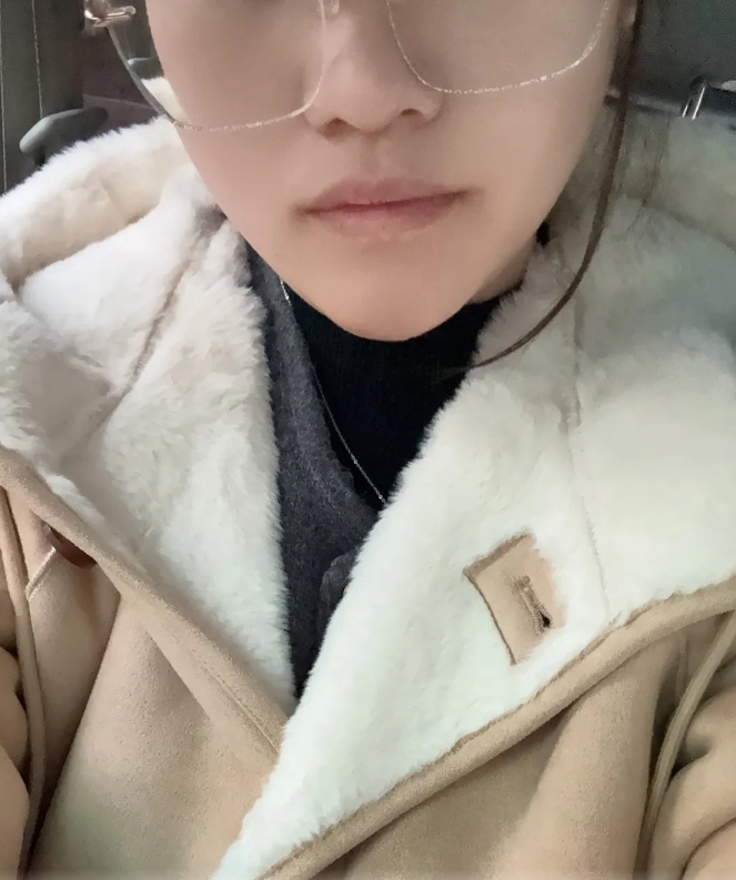 昨晚 收到妈妈发来的多条道歉信息，求我原谅她；
我哭得稀里哗啦，是的，我很委屈很