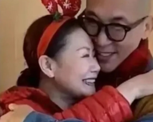 我说大S的妈妈怎么突然消停了
原来是去搬救兵了！

可是他搬来的这个救兵，仅仅是