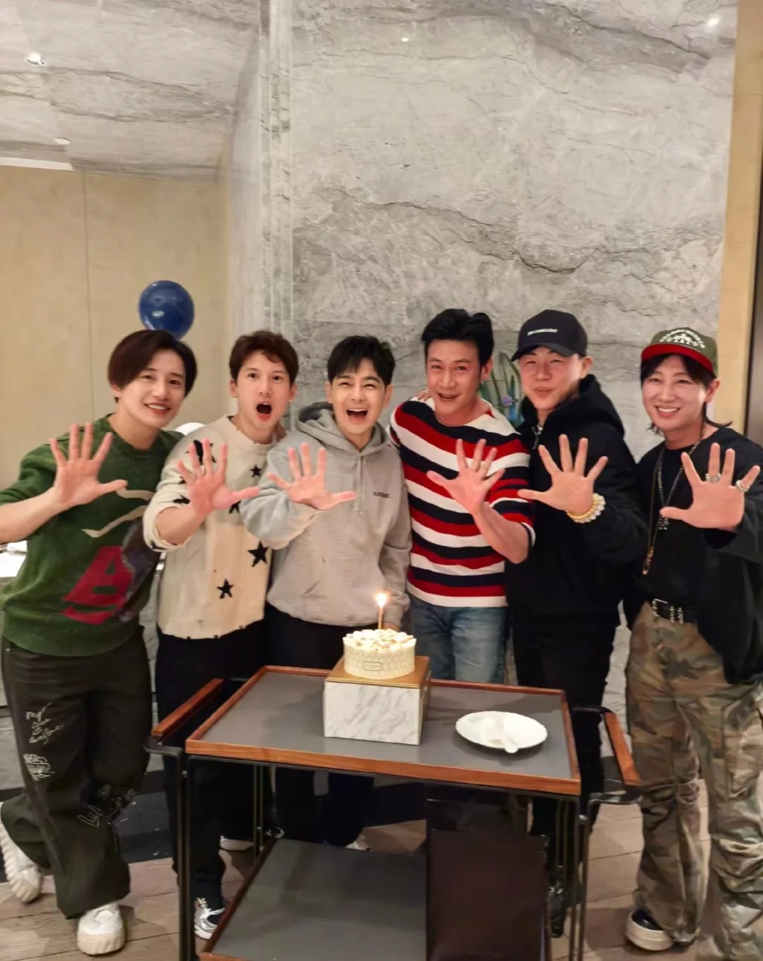 陆毅一家是娱乐圈最幸福家庭吧❗❗❗
陆毅过49岁生日啦
妻女兄弟们都在身边
他的