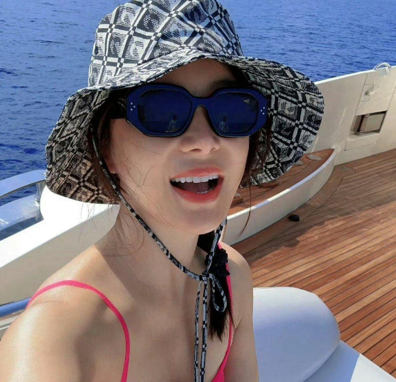 袁姗姗泳装照引发热议，难道她真被“惯坏”？美丽与挑剔何以碰撞！