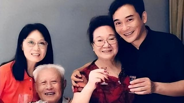 他长得帅，演技好，不顾一切娶大15岁妻恩爱至今，没生孩子也幸福