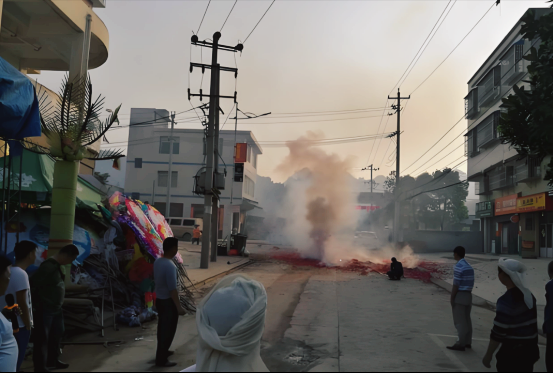 男子办丧事，邻居主动帮忙放烟花不慎炸伤眼睛，起诉索赔13万！