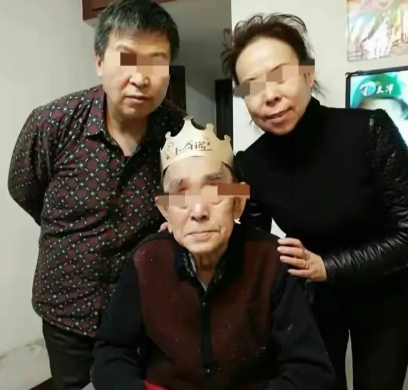 辽宁，一老人被养子赶出家门，一对夫妻见老人可怜，收留并照顾他18年！老人非常感动