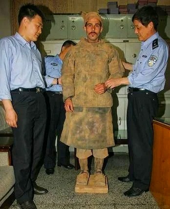 这也太像兵马俑了吧！！！
德国小伙06年下坑模仿兵马俑，保安两次从身边经过都没有