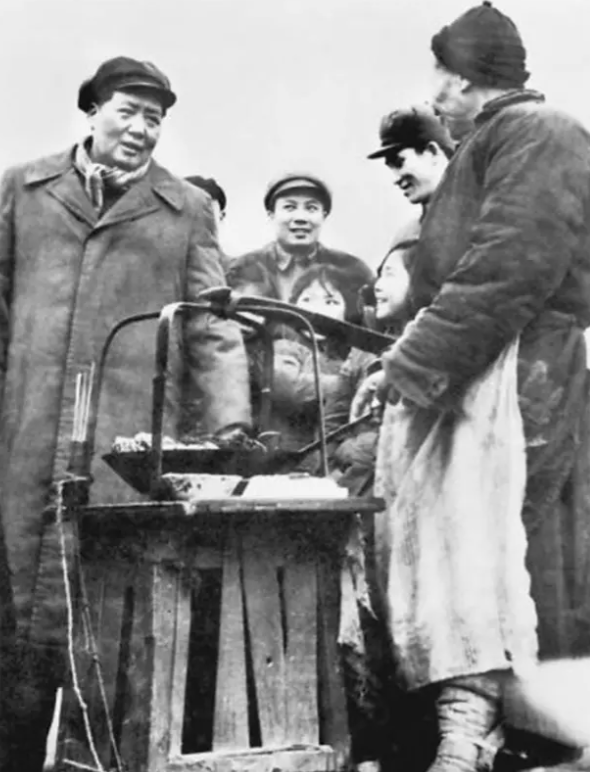 1952年的春节，武汉的黄鹤楼，被节日的气氛和游人的喧嚣声笼罩，在这熙熙攘攘的人