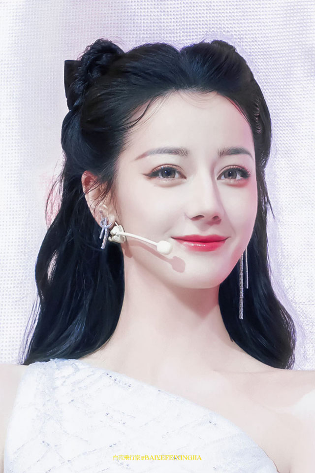迪丽热巴这个造型，满足了小伙们对猫系少女所有的想象。