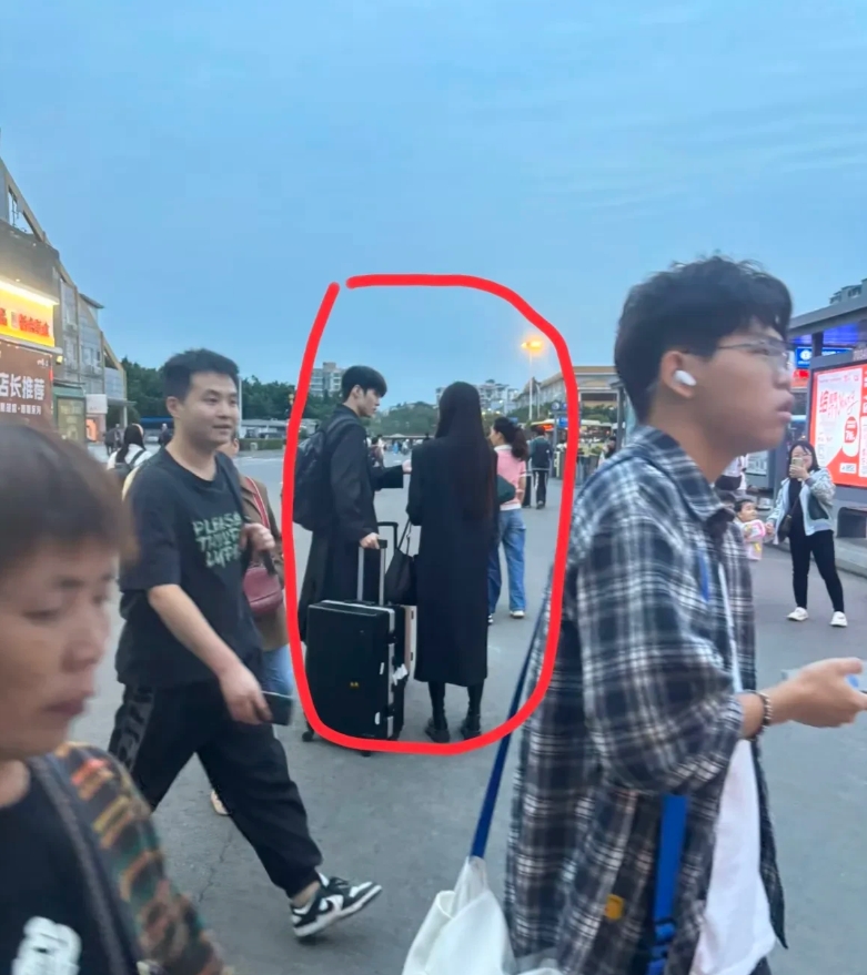 生活中真的有神仙眷侣，这对小情侣不输韩剧男女主角吧！