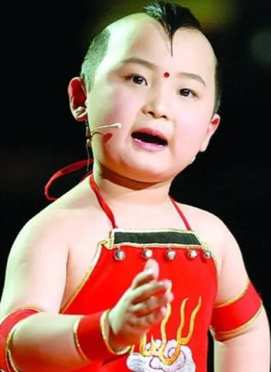 2012年，年画娃娃邓鸣贺在春晚上一炮而红，后来他得了白血病，父母却说：“这病治