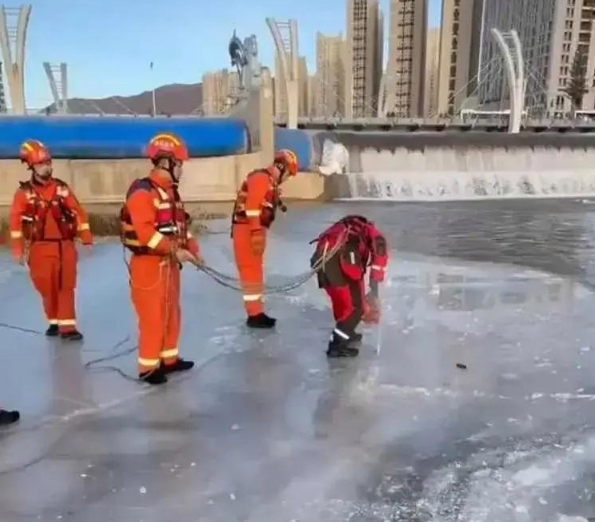 揪心！近日，河北张家口一名冬泳爱好者在河里冬泳时不幸被困冰层下方！

光看文字就